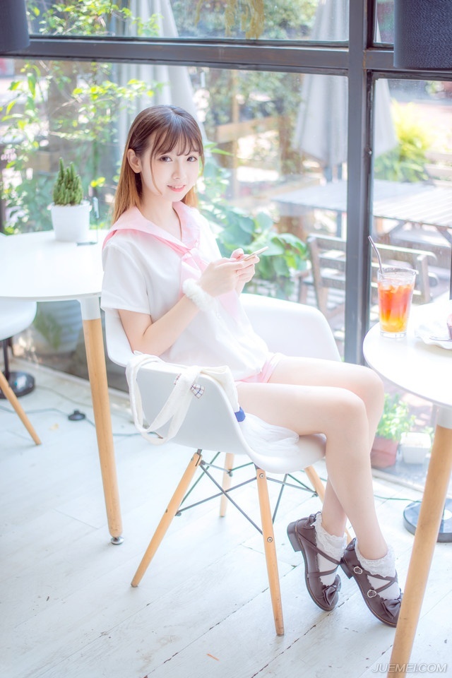 “越快越好，孔明这几日不间断来信催促。”刘备沉声道：“只是如何撤兵，还要跟两位军师商议一番。”